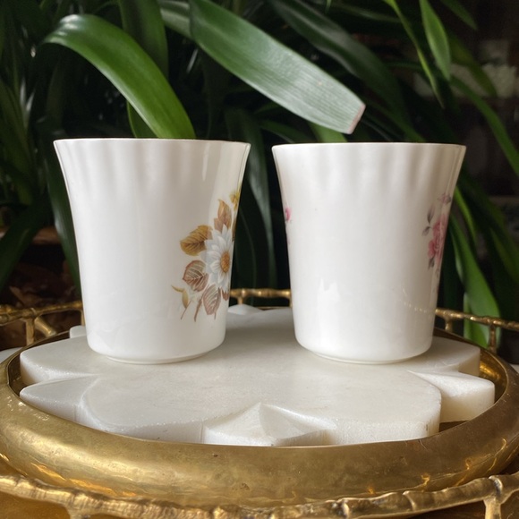 Vintage Pair of Fine Bone China Floral + Gold Trim Fluted Mugs - Made in England - Picture 4 of 10